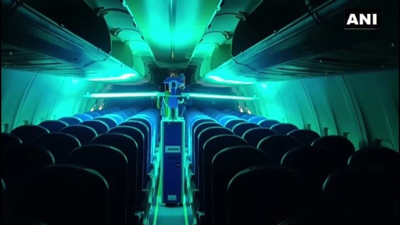 അണുക്കളേ വിട, റോബോട്ടുകള് ഇനി ഇന്ത്യന് വിമാനങ്ങളും തൂത്തുതുടയ്ക്കും! അണുക്കളേ വിട, റോബോട്ടുകള് ഇനി ഇന്ത്യന് വിമാനങ്ങളും തൂത്തുതുടയ്ക്കും!