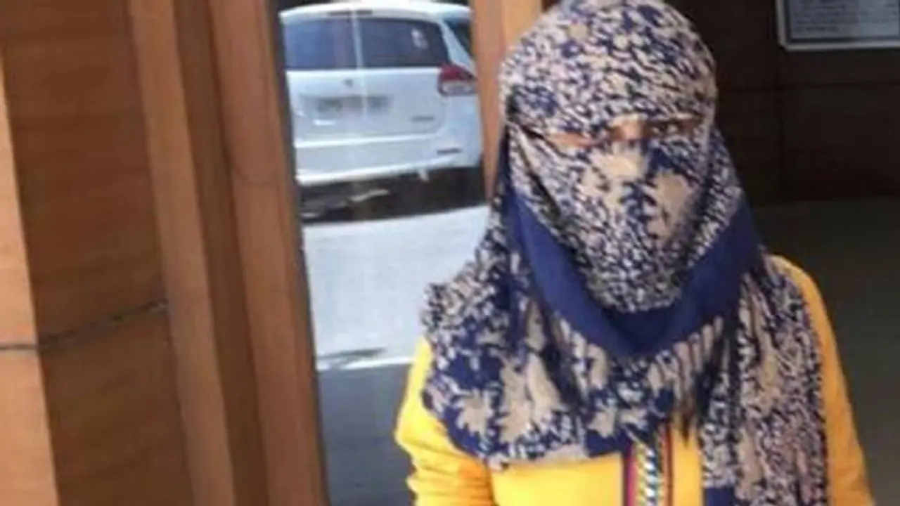 బస్సులో పసికందు ఏడుపు.. సముదాయించలేక మహిళ అవస్థ.. ఆరాతీస్తే షాకింగ్ నిజాలు... బస్సులో పసికందు ఏడుపు.. సముదాయించలేక మహిళ అవస్థ.. ఆరాతీస్తే షాకింగ్ నిజాలు...