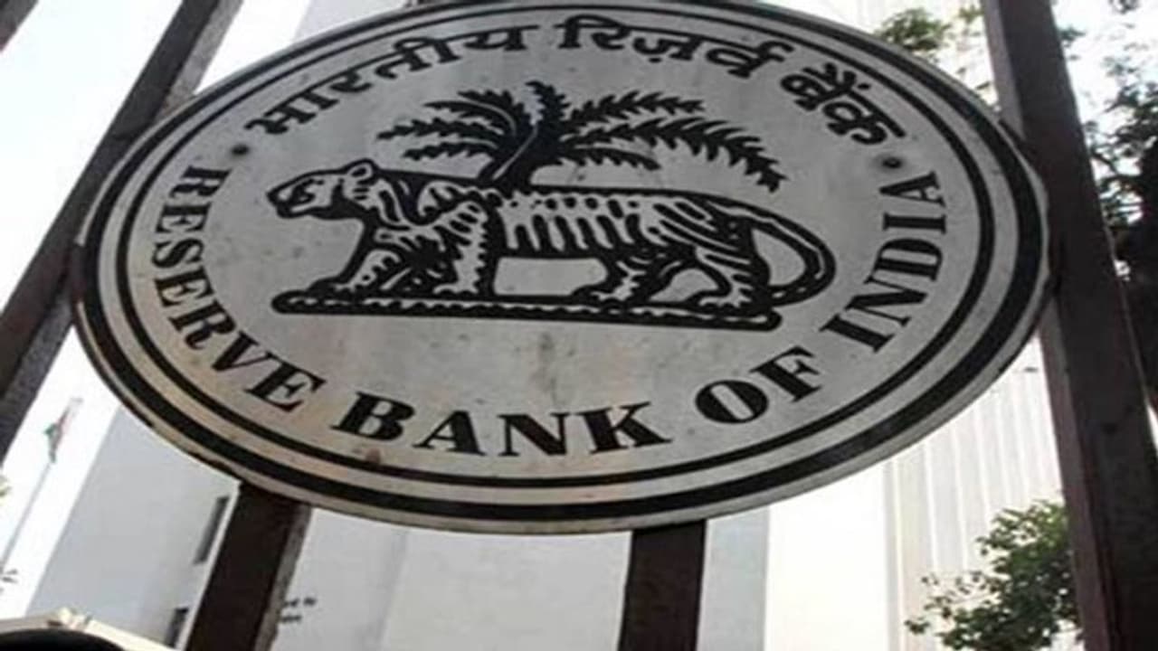 ലോൺ ആപ്പ് തട്ടിപ്പ്; ആർബിഐ രൂപീകരിച്ച സമിതിയില് മലയാളിയും, ഡിജിറ്റല് മേഖലയിലെ നയരൂപീകരണത്തില് നിർണായകം ലോൺ ആപ്പ് തട്ടിപ്പ്; ആർബിഐ രൂപീകരിച്ച സമിതിയില് മലയാളിയും, ഡിജിറ്റല് മേഖലയിലെ നയരൂപീകരണത്തില് നിർണായകം