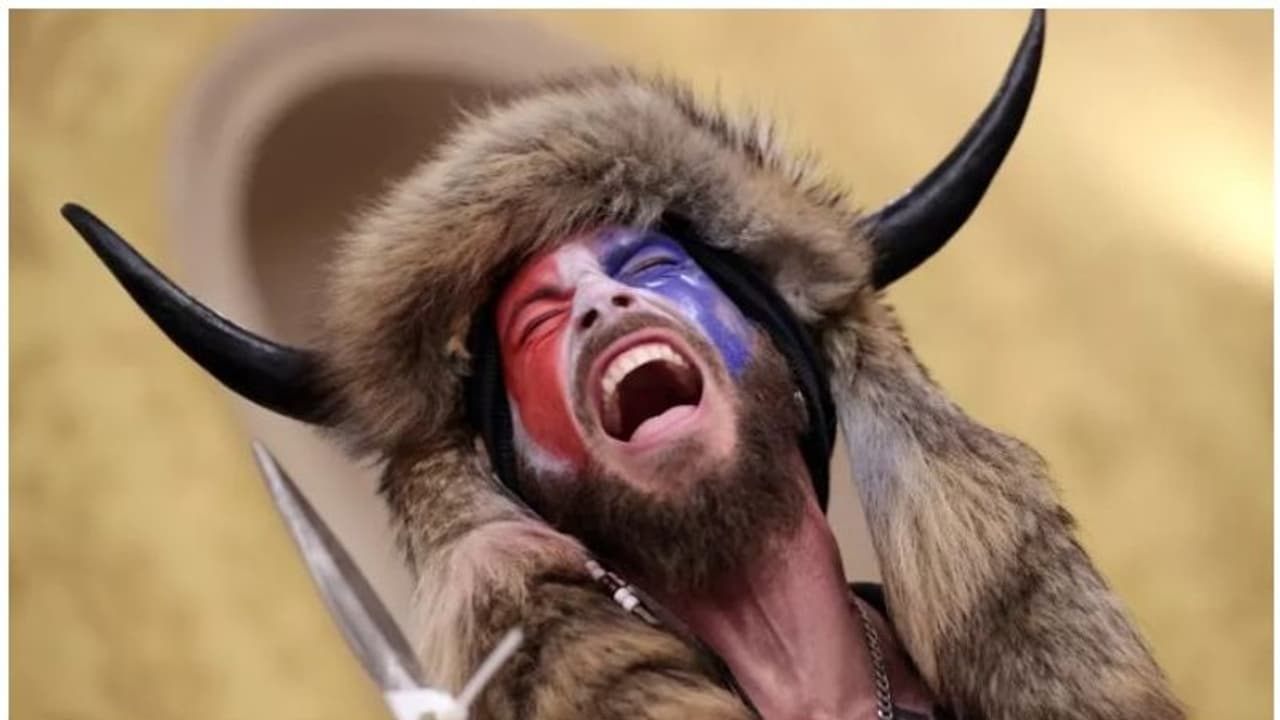 ഓർ​ഗാനിക് ഭക്ഷണം തന്നെ വേണം, കസ്റ്റഡിയില്‍ ആഹാരം കഴിക്കാതെ കാപിറ്റോൾ കലാപത്തിൻ്റെ 'മുഖം' ആയ വംശീയവാദി