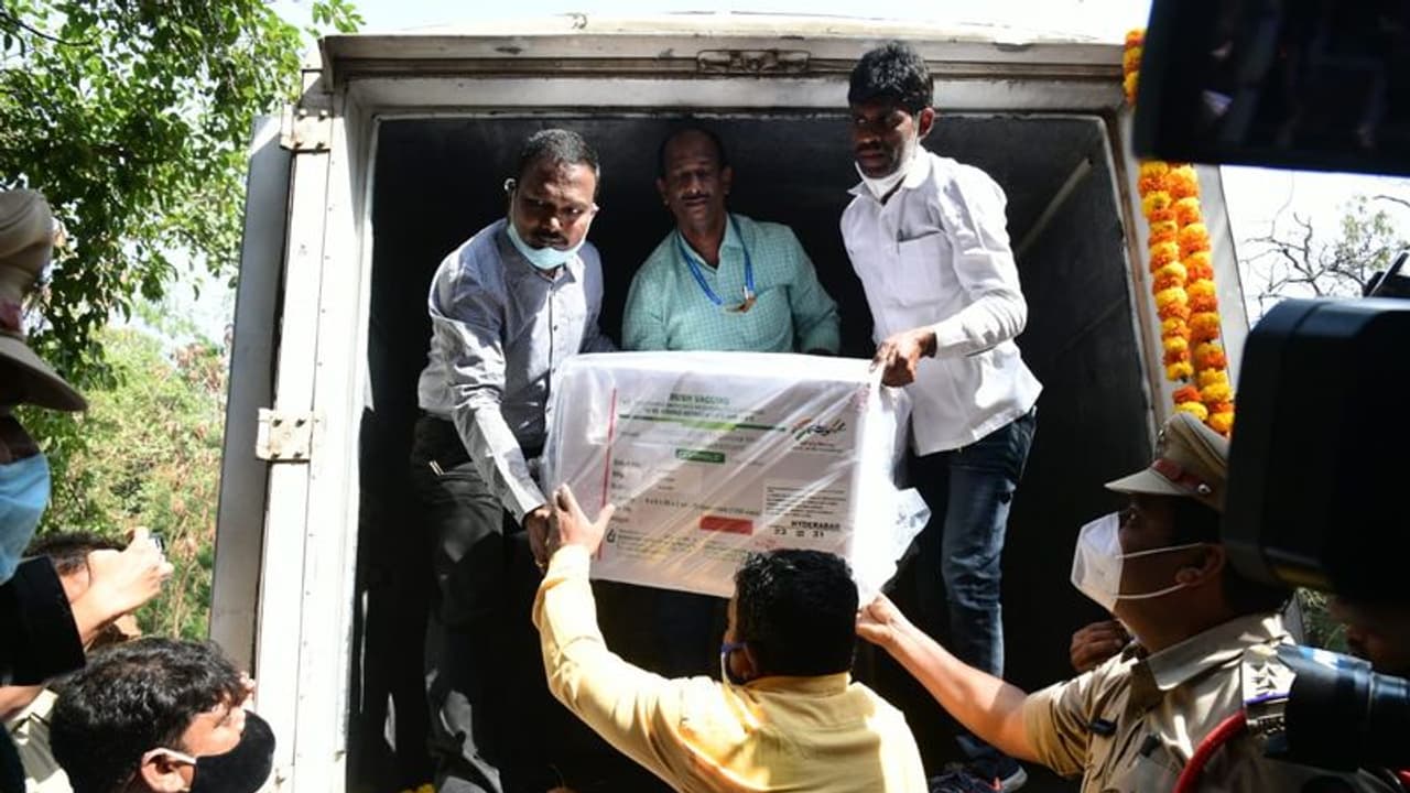 కోఠి డీఎంఈ ఆఫీసులో కరోనా వ్యాక్సిన్: రేపు జిల్లాలకు టీకా కోఠి డీఎంఈ ఆఫీసులో కరోనా వ్యాక్సిన్: రేపు జిల్లాలకు టీకా