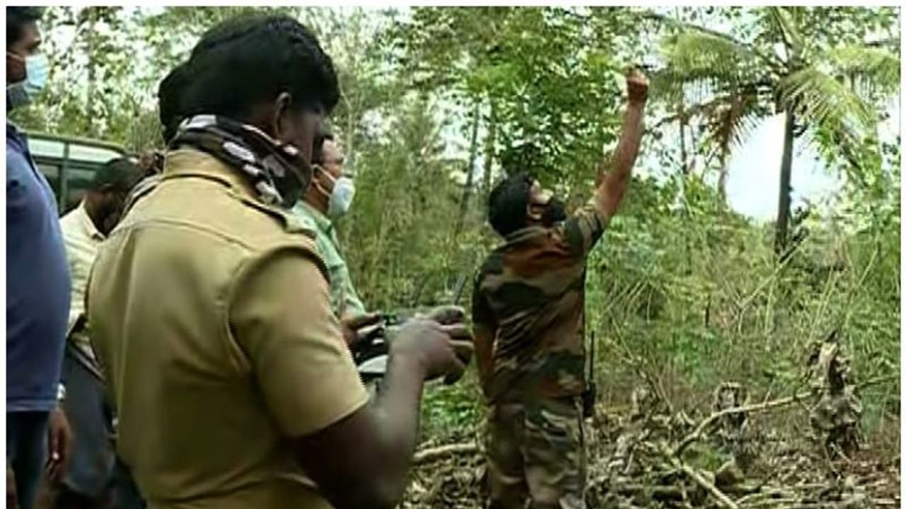 മയക്കുവെടി വെച്ചിട്ടും ഫലമില്ല; കടുവയെ ബന്ദിപ്പൂർ വനത്തിലേക്ക് തുരത്തി, പരിക്കേറ്റ വാച്ചര്ക്ക് ശസ്ത്രക്രിയ മയക്കുവെടി വെച്ചിട്ടും ഫലമില്ല; കടുവയെ ബന്ദിപ്പൂർ വനത്തിലേക്ക് തുരത്തി, പരിക്കേറ്റ വാച്ചര്ക്ക് ശസ്ത്രക്രിയ