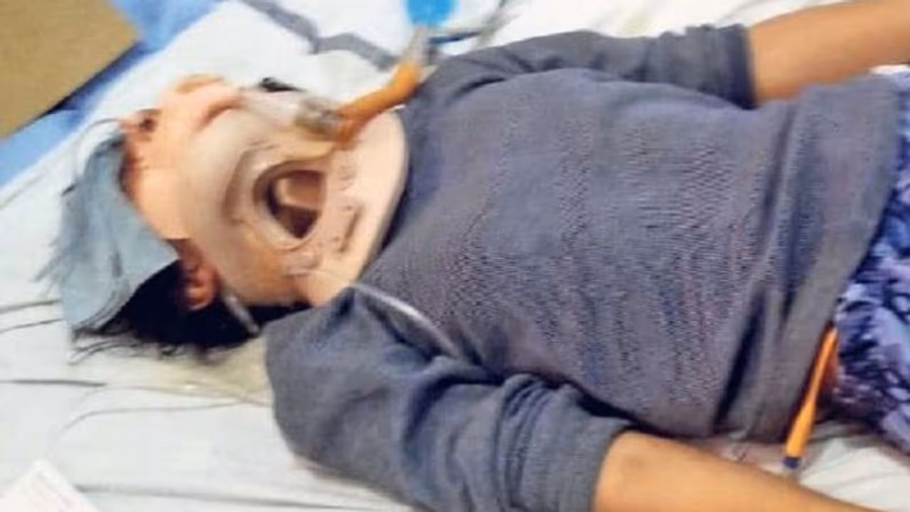 रूह कांप जाएगी: मासूम सुन बोल नहीं पाती, सिर्फ देख सकती..दरिंदों ने गैंगरेप के बाद आंखें भी फोड़ दीं रूह कांप जाएगी: मासूम सुन बोल नहीं पाती, सिर्फ देख सकती..दरिंदों ने गैंगरेप के बाद आंखें भी फोड़ दीं