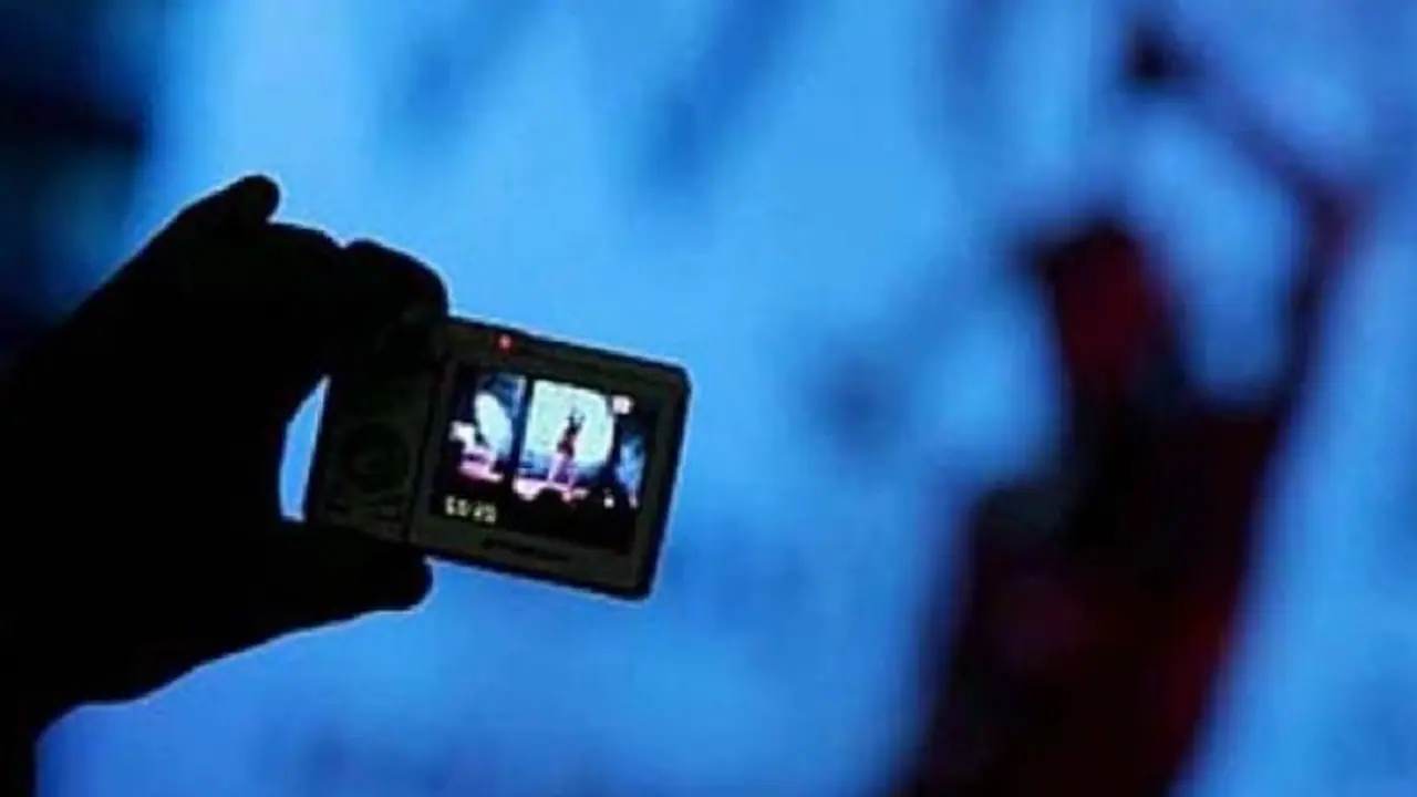 వివాహిత ఆత్మహత్య : నగ్నంగా వీడియో తీసి.. బంధువుల వేధింపులు.. ! వివాహిత ఆత్మహత్య : నగ్నంగా వీడియో తీసి.. బంధువుల వేధింపులు.. !