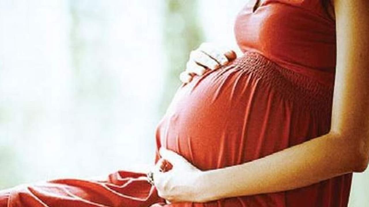 ഭർത്താവിന് ആഹാരമുണ്ടാക്കിവച്ചിട്ടുവേണം പ്രസവിക്കാൻ പോകാനെന്ന് സര്‍ക്കാര്‍ നിര്‍ദ്ദേശം, ഒടുവില്‍ പിന്‍വലിക്കലും