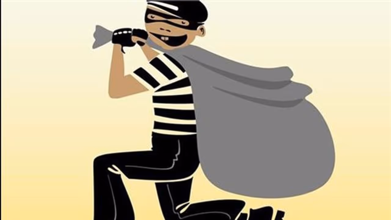 വീട് പൂട്ടിപ്പോയതോടെ മോഷ്ടാക്കൾ കവർന്നത് 50 പവൻ സ്വർണവും 1.4 ലക്ഷം രൂപയും