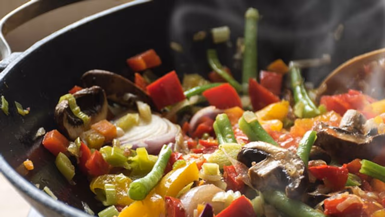 কেন রান্না করা পাত্রে খাবার খেতে নিষেধ করেন বড়রা, জেনে নিন এর আসল কারণ