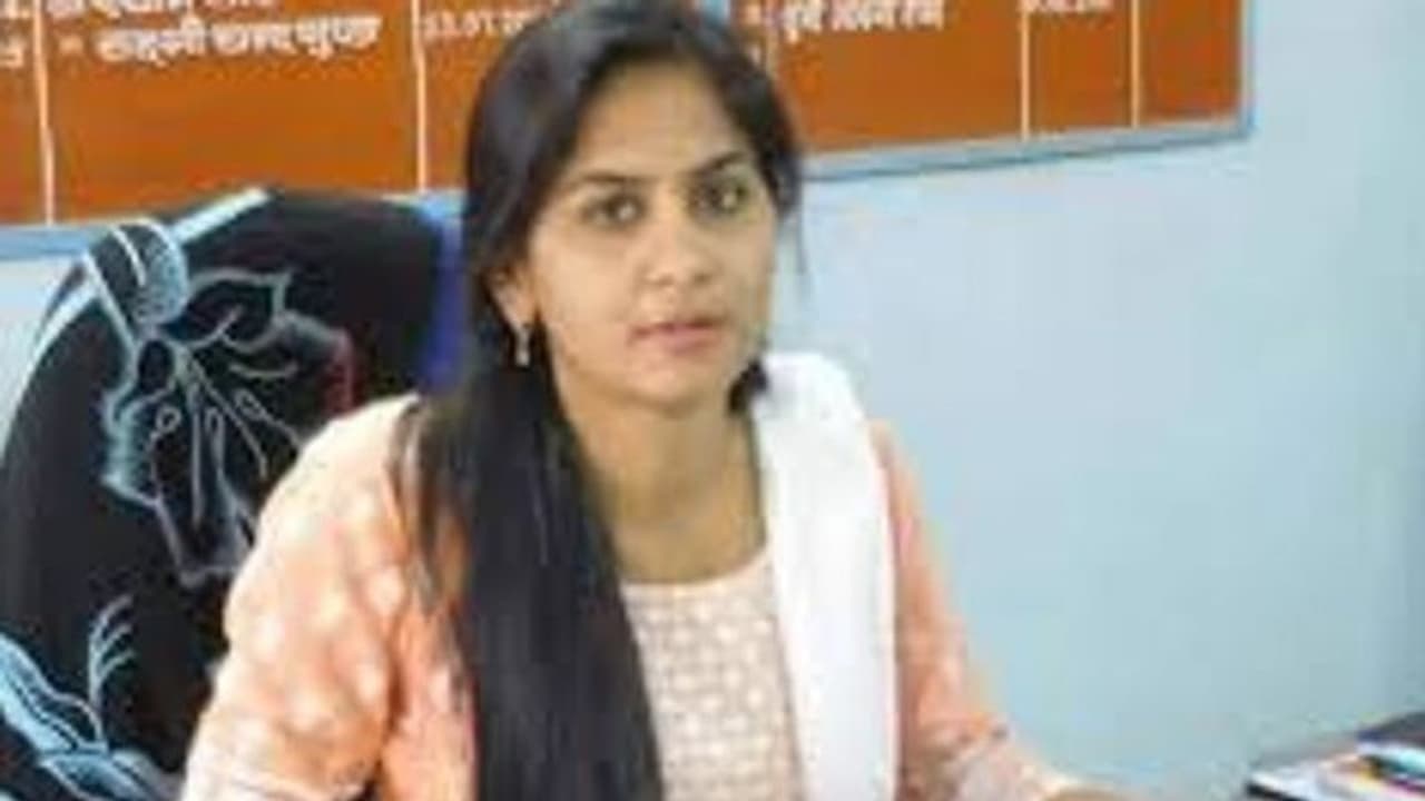 महिला SDM ने खुद का करियर कर लिया बर्बाद, जो करते थे सैल्यूट अब वही बोल रहे मैडम आप ये क्या कर बैठीं महिला SDM ने खुद का करियर कर लिया बर्बाद, जो करते थे सैल्यूट अब वही बोल रहे मैडम आप ये क्या कर बैठीं