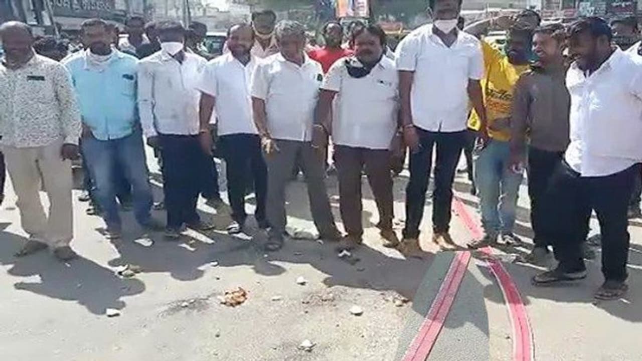 ನಾಗೇಶ್ ಸಚಿವ ಸ್ಥಾನಕ್ಕೆ ರಾಜೀನಾಮೆ ಕೊಡುತ್ತಿದ್ದಂತೆಯೇ ಸ್ವಕ್ಷೇತ್ರದಲ್ಲೇ ಸಂಭ್ರಮಾಚರಣೆ! ನಾಗೇಶ್ ಸಚಿವ ಸ್ಥಾನಕ್ಕೆ ರಾಜೀನಾಮೆ ಕೊಡುತ್ತಿದ್ದಂತೆಯೇ ಸ್ವಕ್ಷೇತ್ರದಲ್ಲೇ ಸಂಭ್ರಮಾಚರಣೆ!