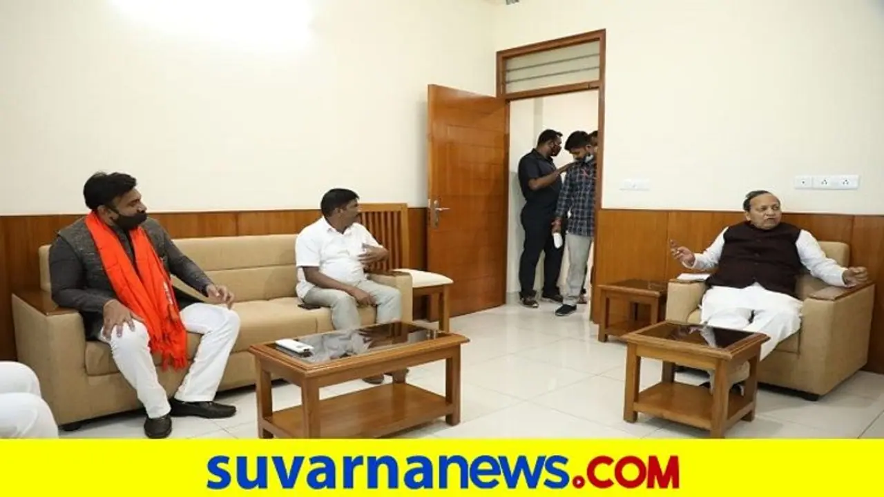 ಸಚಿವ ಸ್ಥಾನ ವಂಚಿತ ಇಬ್ಬರು ನಾಯಕರನ್ನು ಸಮಾಧಾನಪಡಿಸಿದ ಉಸ್ತುವಾರಿ ಅರುಣ್ ಸಿಂಗ್ ಸಚಿವ ಸ್ಥಾನ ವಂಚಿತ ಇಬ್ಬರು ನಾಯಕರನ್ನು ಸಮಾಧಾನಪಡಿಸಿದ ಉಸ್ತುವಾರಿ ಅರುಣ್ ಸಿಂಗ್