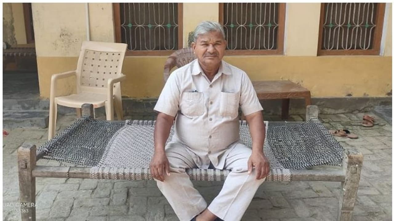 ജീവനോടെയുള്ളയാൾ മരിച്ചുവെന്ന് സർക്കാർ, മരിച്ചിട്ടില്ലെന്ന് തെളിയിക്കാൻ 18 വർഷത്തെ പോരാട്ടം ജീവനോടെയുള്ളയാൾ മരിച്ചുവെന്ന് സർക്കാർ, മരിച്ചിട്ടില്ലെന്ന് തെളിയിക്കാൻ 18 വർഷത്തെ പോരാട്ടം