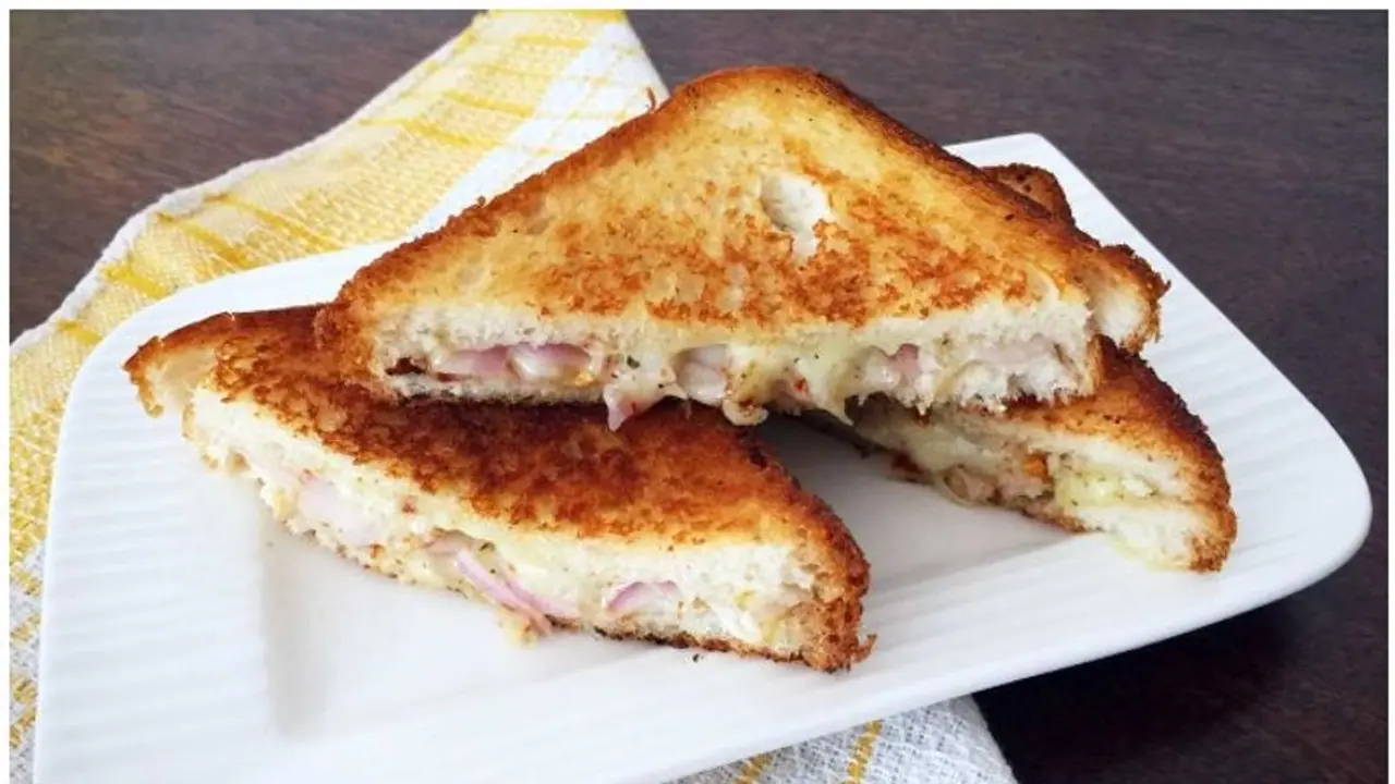 ചൂട് ചായയ്‌ക്കൊപ്പം കഴിക്കാൻ പറ്റിയ ഒരു കിടിലൻ സാന്‍ഡ്‌വിച്ച്; ഈസിയായി തയ്യാറാക്കാം