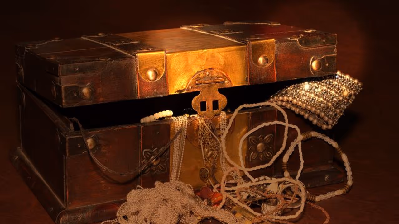 കാന്തം ഉപയോഗിച്ച് തടാകങ്ങളിലും കടലിലും നിധിവേട്ട, ദമ്പതികൾ വലിച്ച് കയറ്റിയ പെട്ടിയിൽ കോടി മൂല്യമുള്ള നോട്ടുകൾ കാന്തം ഉപയോഗിച്ച് തടാകങ്ങളിലും കടലിലും നിധിവേട്ട, ദമ്പതികൾ വലിച്ച് കയറ്റിയ പെട്ടിയിൽ കോടി മൂല്യമുള്ള നോട്ടുകൾ