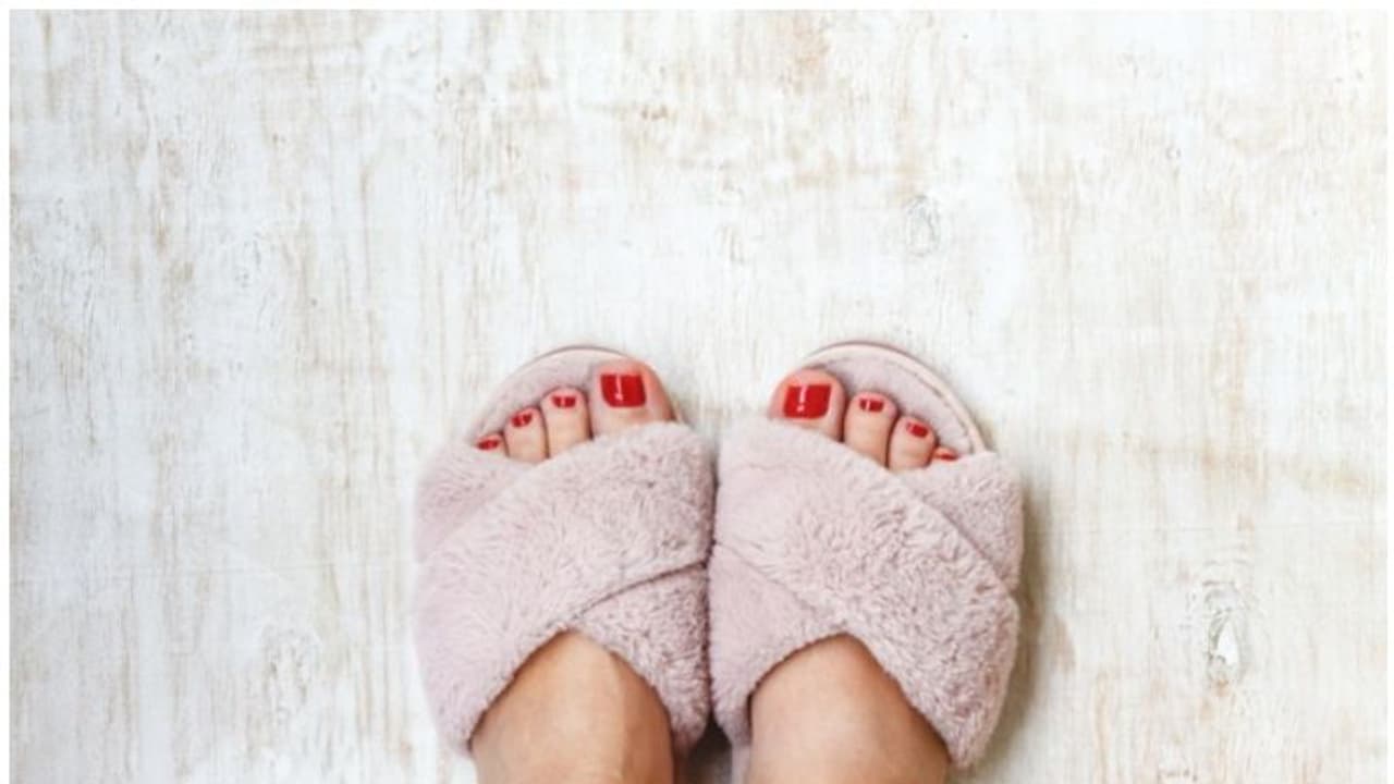 ചെരുപ്പിട്ട് അഭിപ്രായം പറയാമോ, നാലുലക്ഷം രൂപ ഇങ്ങോട്ട് കിട്ടും, വ്യത്യസ്തമായ തൊഴിലവസരവുമായി ചെരുപ്പ് കമ്പനി