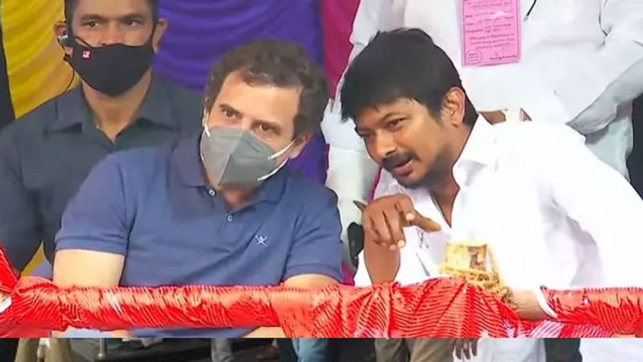 తమిళ సంస్కృతిని రక్షించడం నా విధి: జల్లికట్టు పోటీలను తిలకించిన రాహుల్ గాంధీ తమిళ సంస్కృతిని రక్షించడం నా విధి: జల్లికట్టు పోటీలను తిలకించిన రాహుల్ గాంధీ