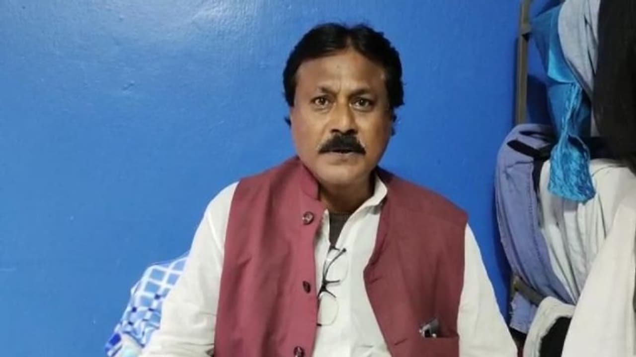 চাকরি দেওয়ার নামে 'প্রতারণা', তৃণমূল নেতার বাড়িতে টাকা ফেরত চাইতে গেলে 'হামলা' চাকরি দেওয়ার নামে 'প্রতারণা', তৃণমূল নেতার বাড়িতে টাকা ফেরত চাইতে গেলে 'হামলা'