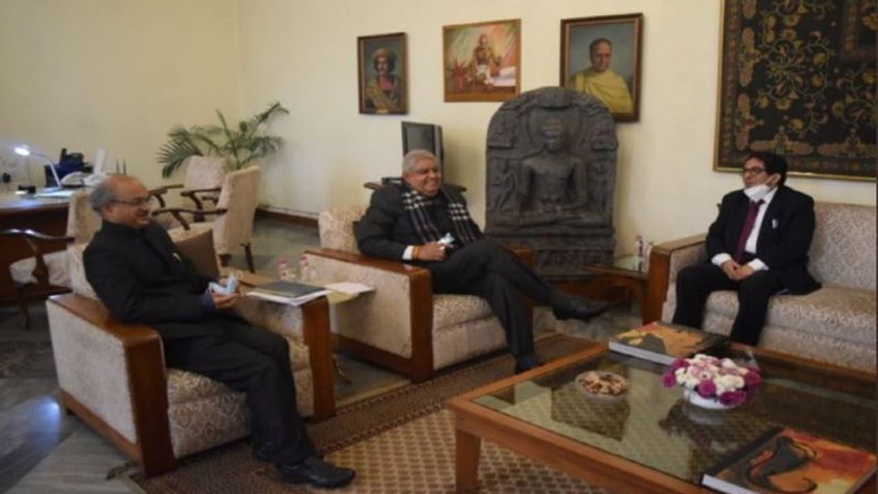 রাজ্যপালের ডাকে রাজভবনে মুখ্যসচিব, তাঁদের মধ্যে ঘণ্টাখানেক আলোচনায় কী বার্তা রাজ্যপালের ডাকে রাজভবনে মুখ্যসচিব, তাঁদের মধ্যে ঘণ্টাখানেক আলোচনায় কী বার্তা