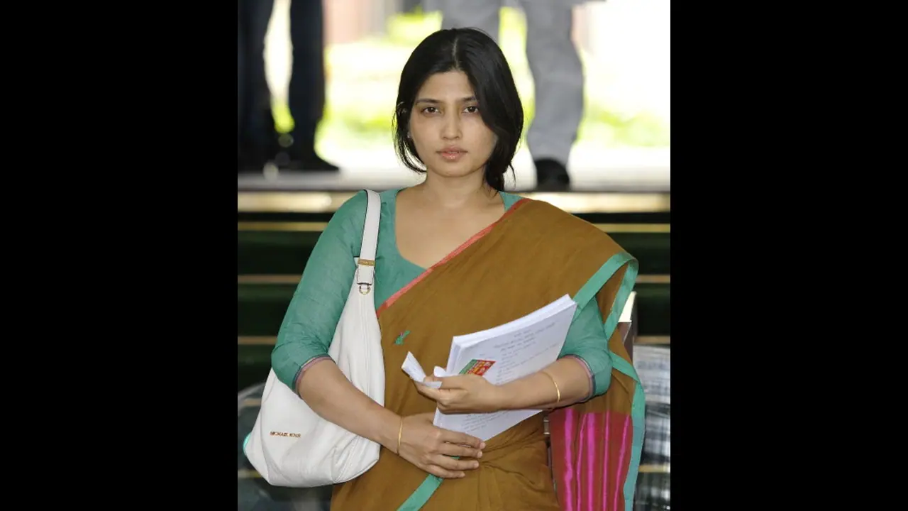 नेताजी की कर्मभूमि पर कल SP प्रत्याशी डिंपल यादव करेंगी नामांकन, पति अखिलेश के साथ रवाना होंगी मैनपुरी