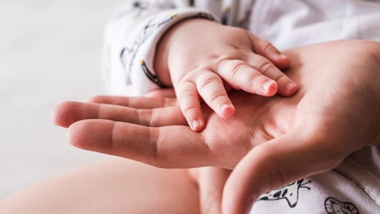 নিজে চলে গিয়ে ৫ জনের প্রাণ বাঁচালো মাত্র ২০ মাসের শিশু, দিল্লিতে তৈরি হল নয়া নজির নিজে চলে গিয়ে ৫ জনের প্রাণ বাঁচালো মাত্র ২০ মাসের শিশু, দিল্লিতে তৈরি হল নয়া নজির