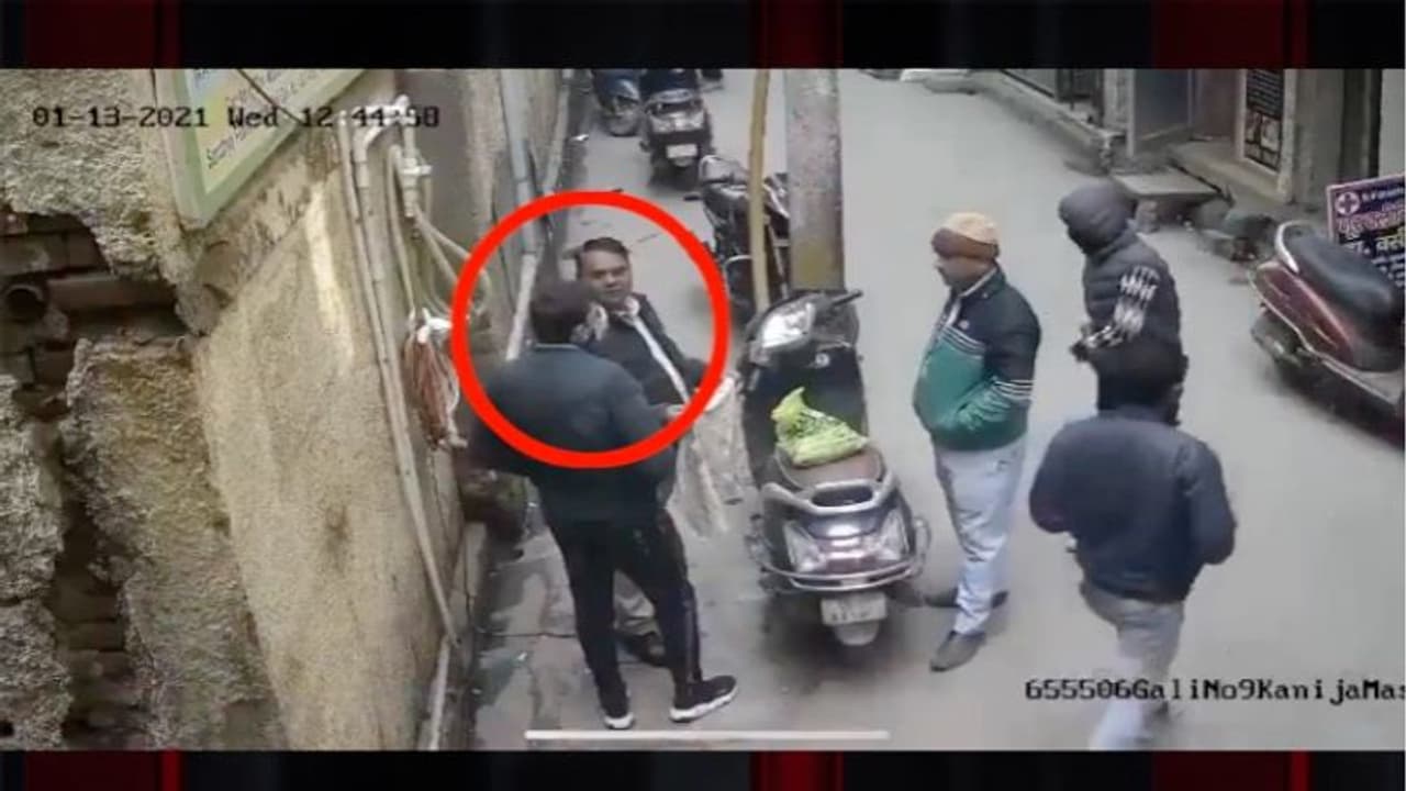 രാജ്യതലസ്ഥാനത്ത് പട്ടാപ്പകല്‍ നടുറോഡില്‍ കൊലപാതകം; ദൃശ്യങ്ങള്‍ പുറത്ത്