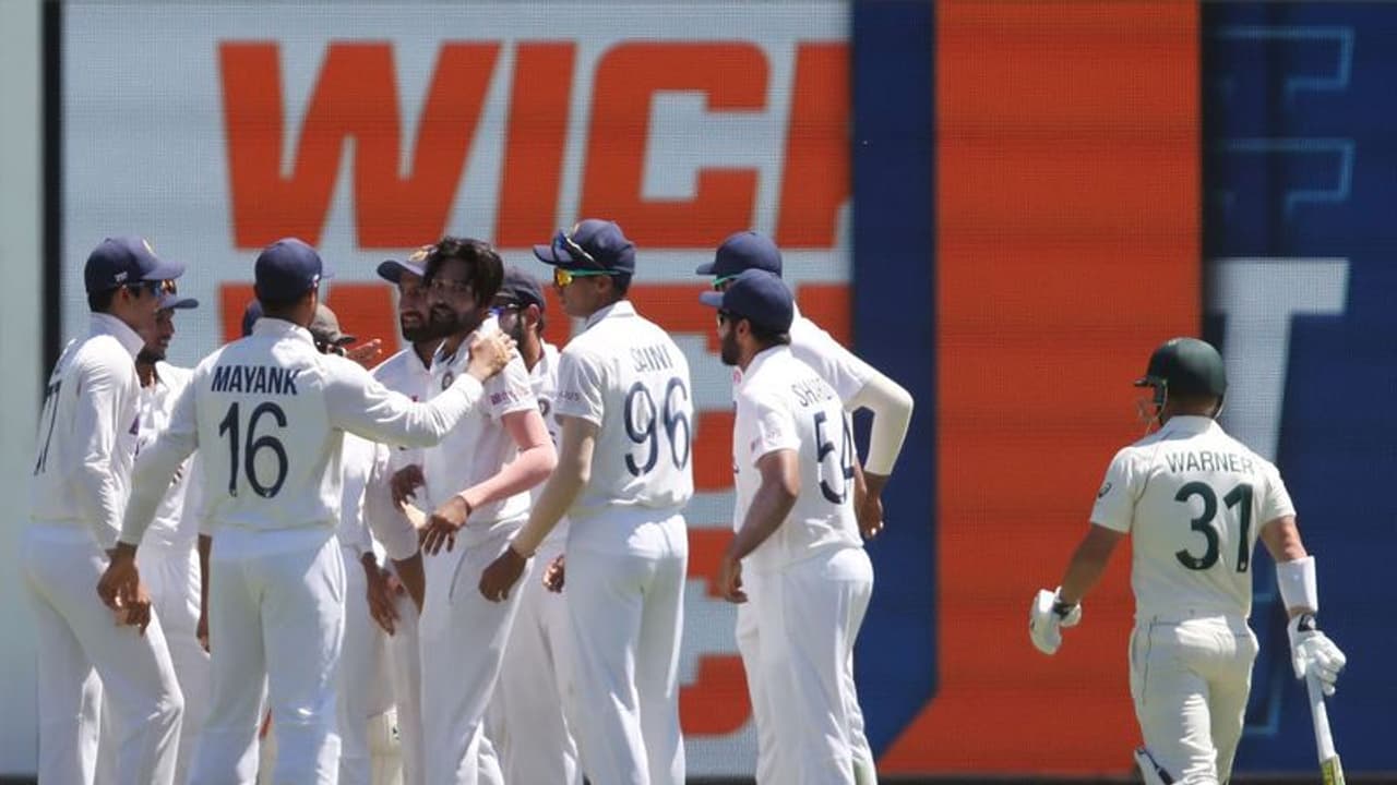 ഓസീസിന്റെ തുടക്കം മോശം; ഇന്ത്യയുടെ പുത്തന് ബൗളിങ് നിരക്കെതിരെ പിടിച്ചുനിന്ന് സ്മിത്ത് ലബുഷെയ്ന് സഖ്യം ഓസീസിന്റെ തുടക്കം മോശം; ഇന്ത്യയുടെ പുത്തന് ബൗളിങ് നിരക്കെതിരെ പിടിച്ചുനിന്ന് സ്മിത്ത് ലബുഷെയ്ന് സഖ്യം