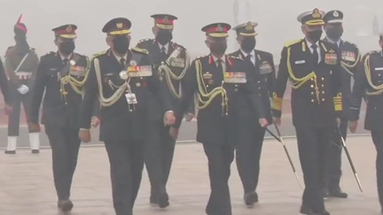 CDS सहित तीनों सेना प्रमुख पहुंचे नेशनल वॉर मेमोरियल, दी श्रद्धांजलि, जानें क्या है Army Day का इतिहास CDS सहित तीनों सेना प्रमुख पहुंचे नेशनल वॉर मेमोरियल, दी श्रद्धांजलि, जानें क्या है Army Day का इतिहास