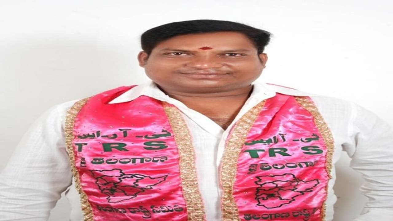 పతంగి ఎగరేస్తూ టీఆర్ఎస్ నేత మృతి... భవనం పై నుంచి కింద ఊచలమీద పడి.. (వీడియో) పతంగి ఎగరేస్తూ టీఆర్ఎస్ నేత మృతి... భవనం పై నుంచి కింద ఊచలమీద పడి.. (వీడియో)