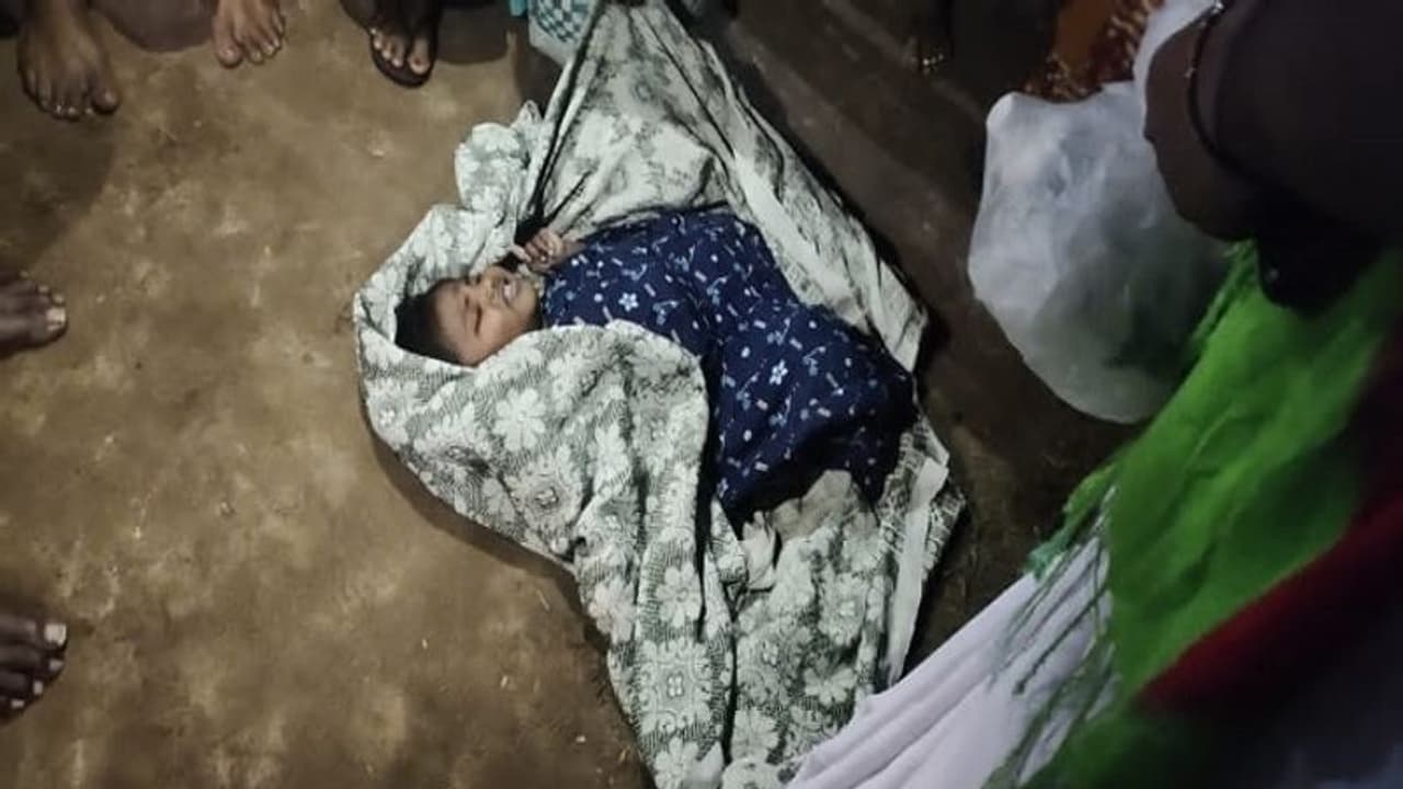 ఆడపిల్ల పుట్టిందని అమానుషం.. గాయపరిచి, గుడ్డల్లో చుట్టి... ఆడపిల్ల పుట్టిందని అమానుషం.. గాయపరిచి, గుడ్డల్లో చుట్టి...