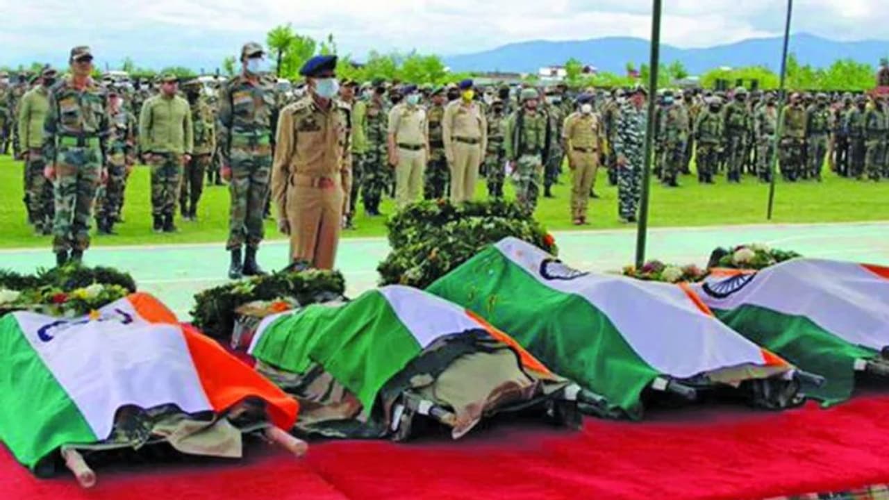 দেশের অখণ্ডতা রক্ষায় ১০০ প্রাণ হল বলিদান, সেনা দিবসে স্মরণ সেইসব বীর শহিদদের