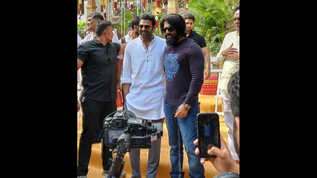 పాన్ ఇండియా స్టార్స్ ఒకే ఫ్రేమ్ లో... సలార్ లాంఛింగ్ ప్రోగ్రాంలో యష్ సందడి! పాన్ ఇండియా స్టార్స్ ఒకే ఫ్రేమ్ లో... సలార్ లాంఛింగ్ ప్రోగ్రాంలో యష్ సందడి!