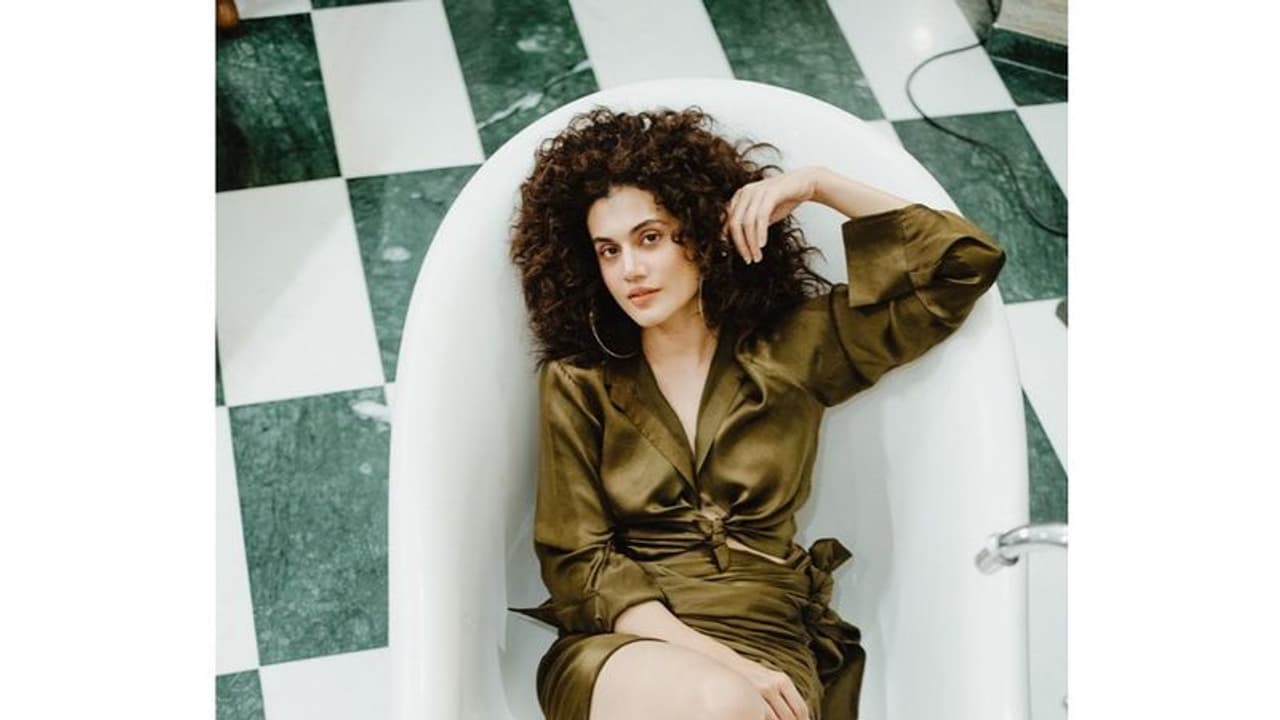 క్రేజీ తాప్సి... థ్రిల్ కోసం బాత్ టబ్ లో ఫోటోలు దిగాను అంటుంది! క్రేజీ తాప్సి... థ్రిల్ కోసం బాత్ టబ్ లో ఫోటోలు దిగాను అంటుంది!