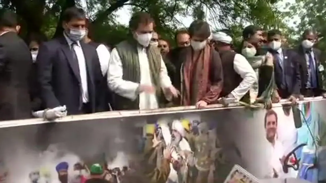 राहुल और प्रियंका पहुंचे जंतर मंतर, कृषि कानूनों का विरोध प्रदर्शन कर रहे कांग्रेस सांसदों से मिले राहुल और प्रियंका पहुंचे जंतर मंतर, कृषि कानूनों का विरोध प्रदर्शन कर रहे कांग्रेस सांसदों से मिले