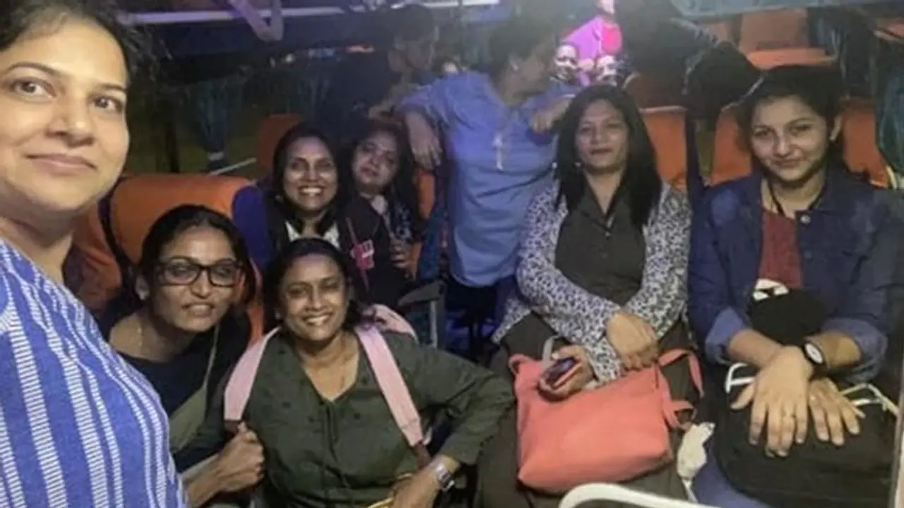 <p>ಹರಟೆ ಹೊಡೆಯುತ್ತ ಸಮಯ ಕಳೆಯುತ್ತಿದ್ದರು. ಗೋವಾಗೆ ತೆರಳಿ ಅಲ್ಲಿ ಎಂಜಾಯ್‌ ಮಾಡುವ ಯೋಚನೆಯಲ್ಲಿದ್ದವರ &nbsp;ಟೆಂಪೋ ಟ್ರಾವೆಲರ್ ಗೆ ಟಿಪ್ಪರ್ ಬಂದು ಢಿಕ್ಕಿ ಹೊಡೆದಿತ್ತು.&nbsp;</p>
