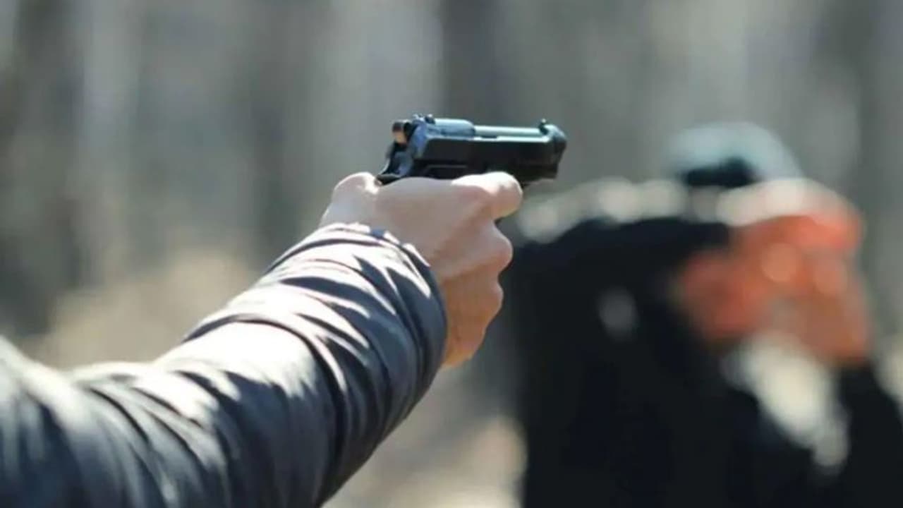 शख्स ने पहले अपनी 14 साल की बेटी को गोली से उड़ाया, फिर सास की हत्या की...फिर उठाया ये चौंकाने वाला कदम शख्स ने पहले अपनी 14 साल की बेटी को गोली से उड़ाया, फिर सास की हत्या की...फिर उठाया ये चौंकाने वाला कदम