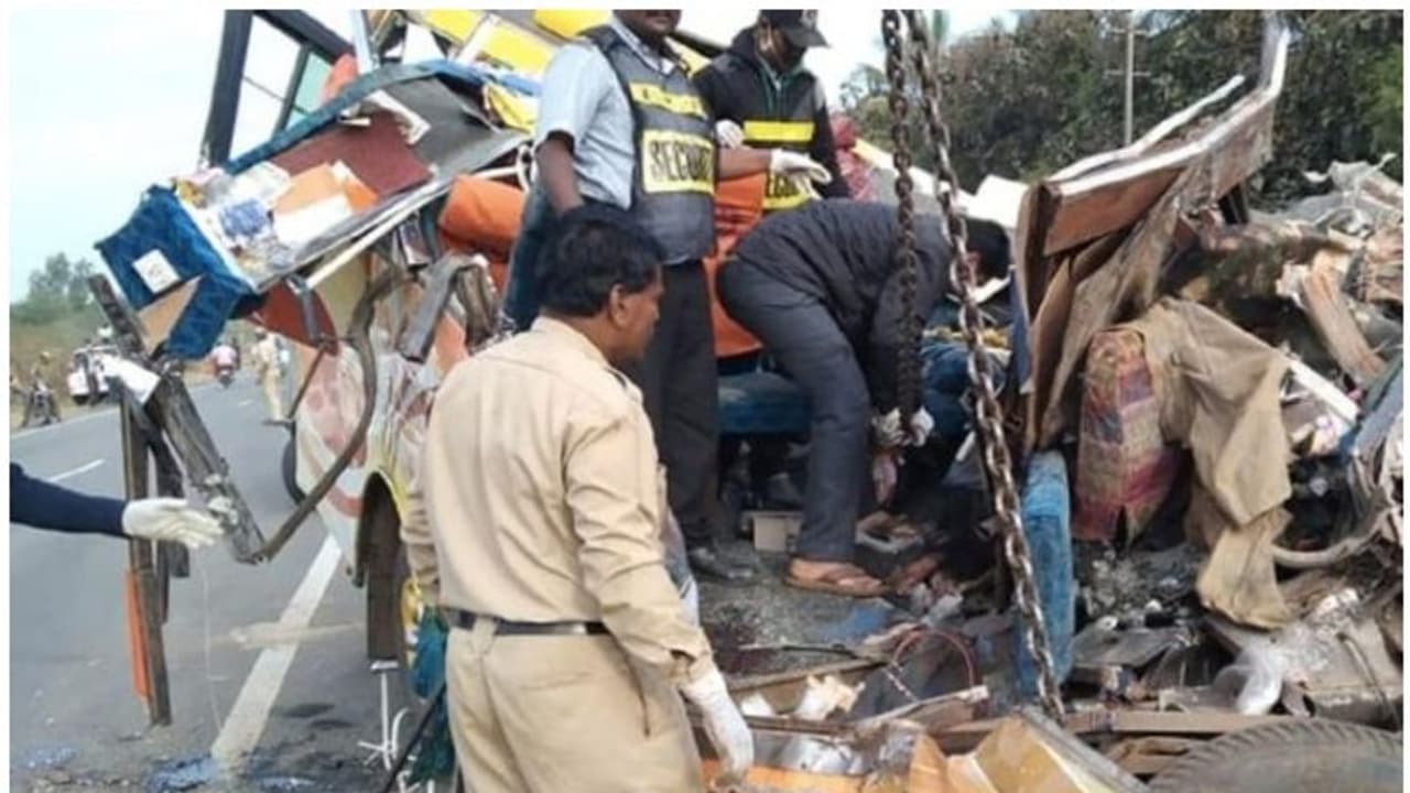 മിനിവാനും ടിപ്പറും കൂട്ടിയിടിച്ചുണ്ടായ അപകടത്തില് 11 പേര് മരിച്ചു മിനിവാനും ടിപ്പറും കൂട്ടിയിടിച്ചുണ്ടായ അപകടത്തില് 11 പേര് മരിച്ചു