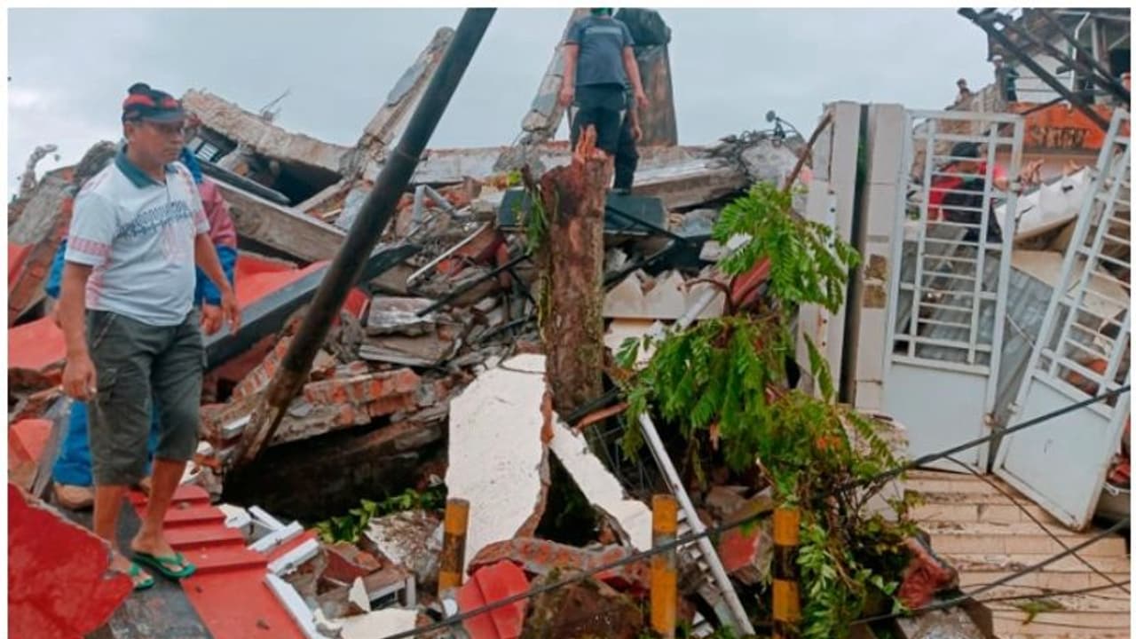 ഇന്തൊനേഷ്യന് ദ്വീപില് ഭൂചലനം; 34 പേര് കൊല്ലപ്പെട്ടു, നിരവധി പേര്ക്ക് പരിക്ക് ഇന്തൊനേഷ്യന് ദ്വീപില് ഭൂചലനം; 34 പേര് കൊല്ലപ്പെട്ടു, നിരവധി പേര്ക്ക് പരിക്ക്