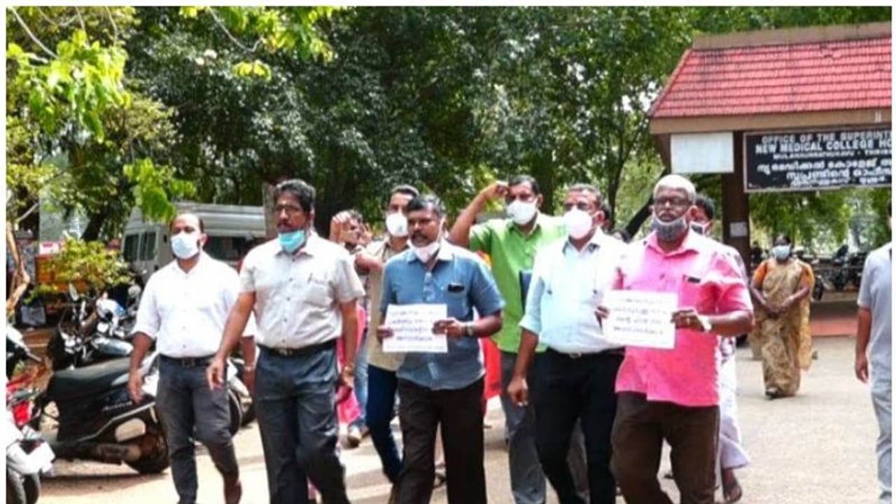 'വയനാട് മെഡിക്കല്‍ കോളേജിന് 300 കോടി'; സ്ഥലം ഇതുവരെ കണ്ടെത്തിയില്ല, വിമര്‍ശനവുമായി യുഡിഎഫും ബിജെപിയും