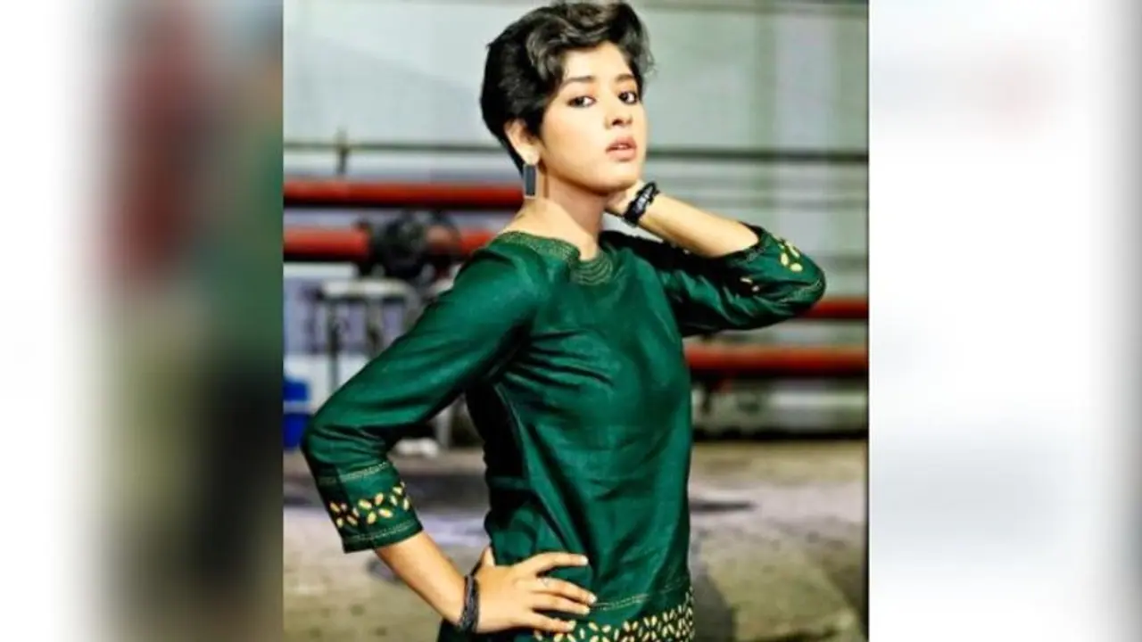 সুইমিংপুলের নীল জলে শরীর ডুবিয়ে হট পোজ, ভেজা চুলে শিহরণ জাগালেন দিতিপ্রিয়া