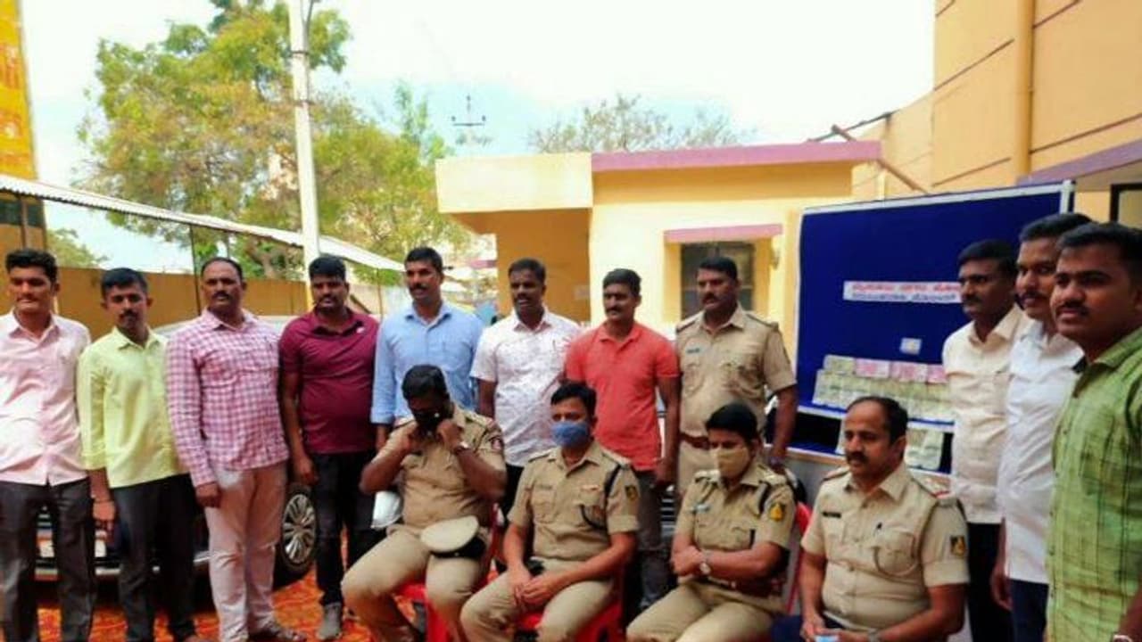 കേന്ദ്രസർക്കാർ ഉദ്യോഗസ്ഥർ ചമഞ്ഞ് തട്ടിപ്പ്; 3 മലയാളികളുള്പ്പടെ 7 അംഗ സംഘം പിടിയില് കേന്ദ്രസർക്കാർ ഉദ്യോഗസ്ഥർ ചമഞ്ഞ് തട്ടിപ്പ്; 3 മലയാളികളുള്പ്പടെ 7 അംഗ സംഘം പിടിയില്