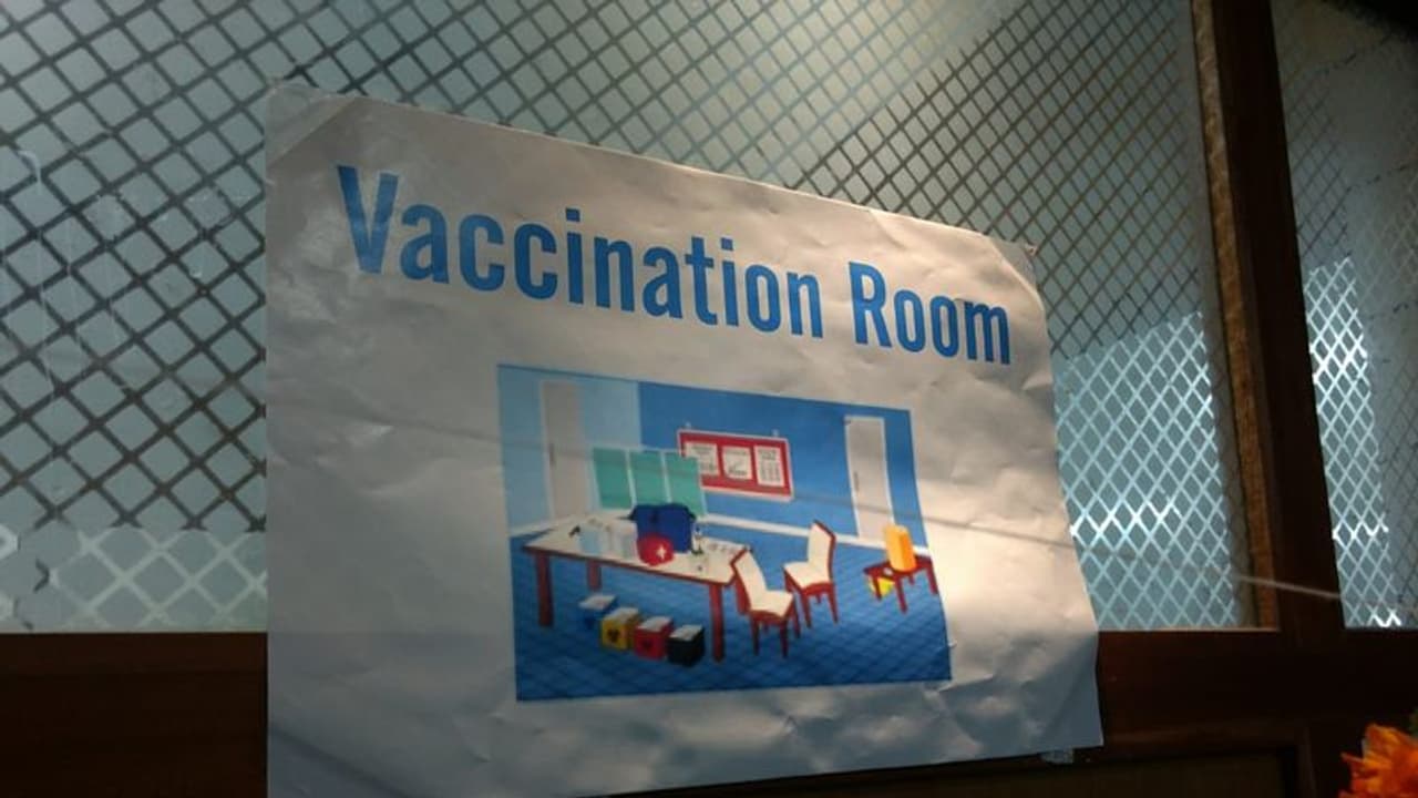 12 സംസ്ഥാനത്തെ 3351 കേന്ദ്രങ്ങളില് വാക്സീന് സ്വീകരിച്ച് ഇന്ത്യ; ആരോഗ്യ പ്രശ്നങ്ങളില്ലെന്ന് കേന്ദ്രം 12 സംസ്ഥാനത്തെ 3351 കേന്ദ്രങ്ങളില് വാക്സീന് സ്വീകരിച്ച് ഇന്ത്യ; ആരോഗ്യ പ്രശ്നങ്ങളില്ലെന്ന് കേന്ദ്രം