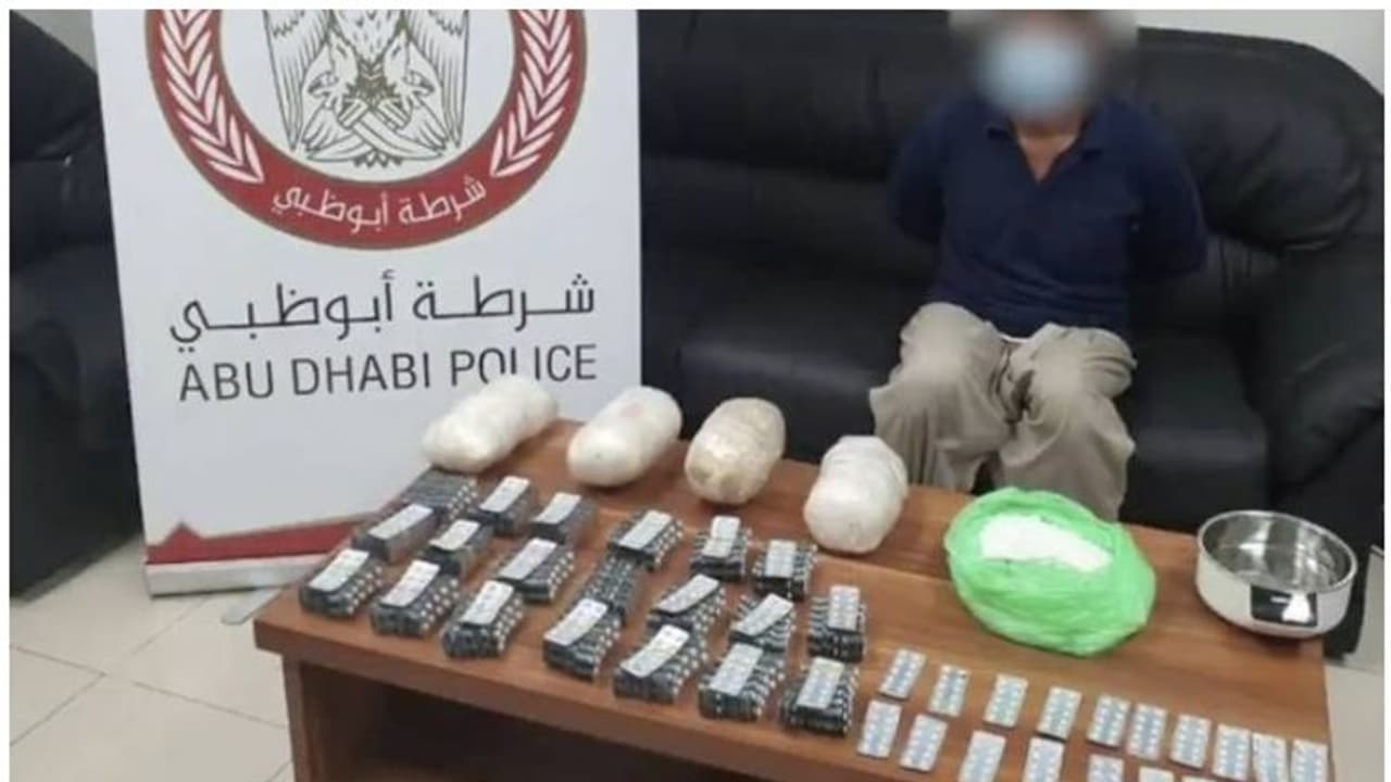 യുഎഇയില് വന് ലഹരിമരുന്ന് വേട്ട; 100 കോടി ദിര്ഹത്തിന്റെ ലഹരിമരുന്നുമായി വിദേശികളുള്പ്പെടെ പിടിയില്, വീഡിയോ യുഎഇയില് വന് ലഹരിമരുന്ന് വേട്ട; 100 കോടി ദിര്ഹത്തിന്റെ ലഹരിമരുന്നുമായി വിദേശികളുള്പ്പെടെ പിടിയില്, വീഡിയോ
