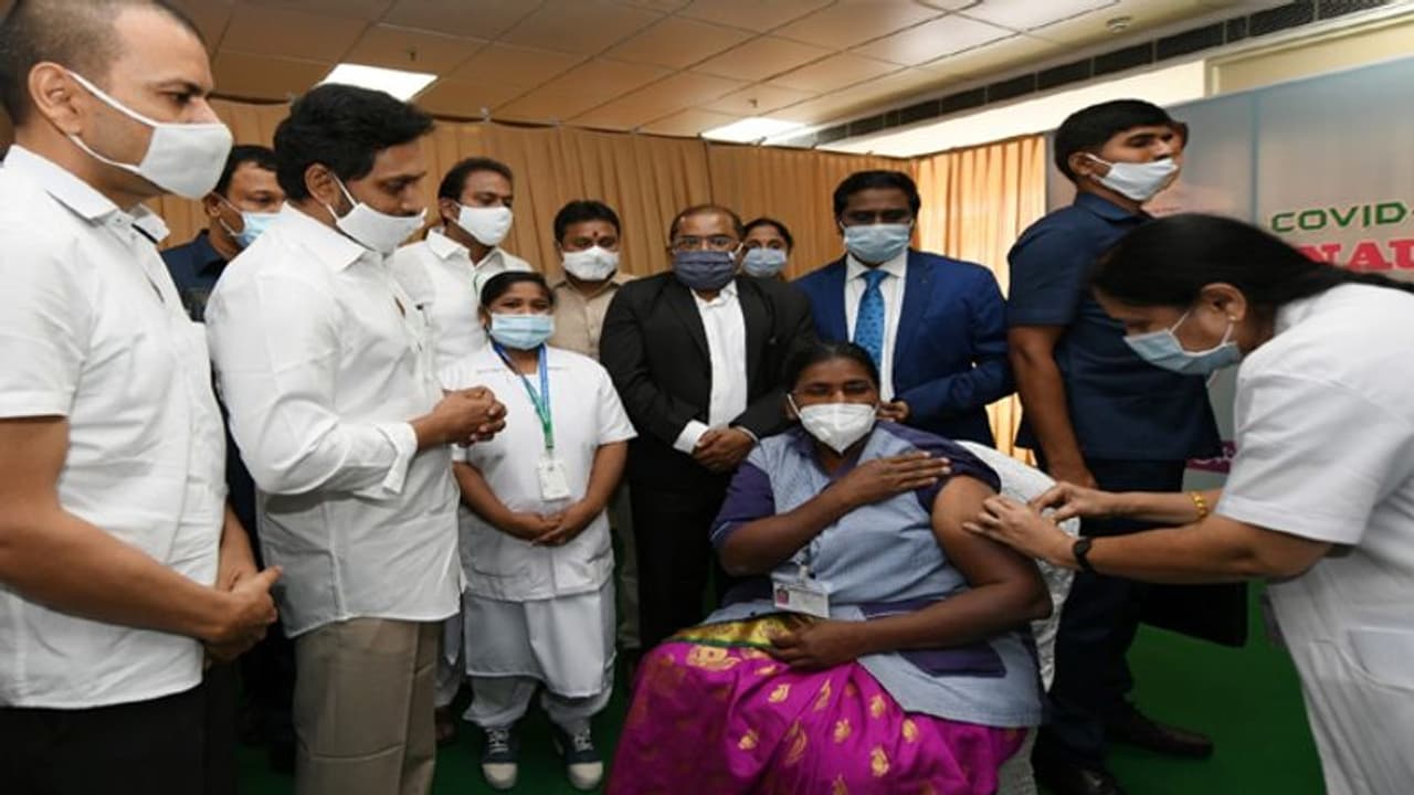 ఏపీలో కరోనా వ్యాక్సినేషన్... లాంఛనంగా ప్రారంభించిన సీఎం జగన్ (వీడియో) ఏపీలో కరోనా వ్యాక్సినేషన్... లాంఛనంగా ప్రారంభించిన సీఎం జగన్ (వీడియో)