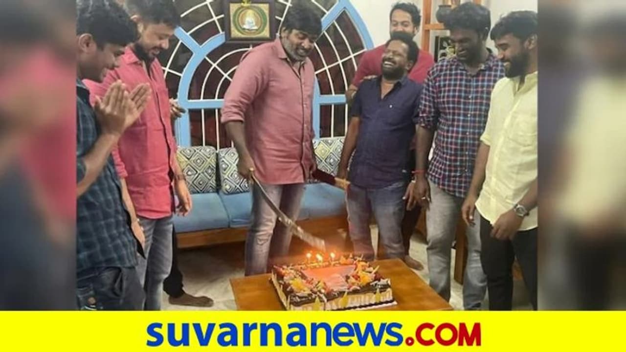 ಲಾಂಗ್ನಲ್ಲಿ ಕೇಕ್ ಕತ್ತರಿಸಿದ ನಟ: ಕ್ಷಮೆ ಕೇಳಿದ ವಿಜಯ್ ಲಾಂಗ್ನಲ್ಲಿ ಕೇಕ್ ಕತ್ತರಿಸಿದ ನಟ: ಕ್ಷಮೆ ಕೇಳಿದ ವಿಜಯ್