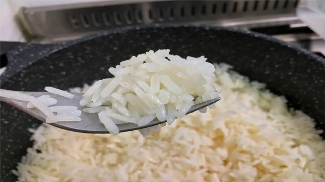 వేడన్నం వడ్డించలేదని.. అత్తమీద కోడలి ఫిర్యాదు.. !! వేడన్నం వడ్డించలేదని.. అత్తమీద కోడలి ఫిర్యాదు.. !!