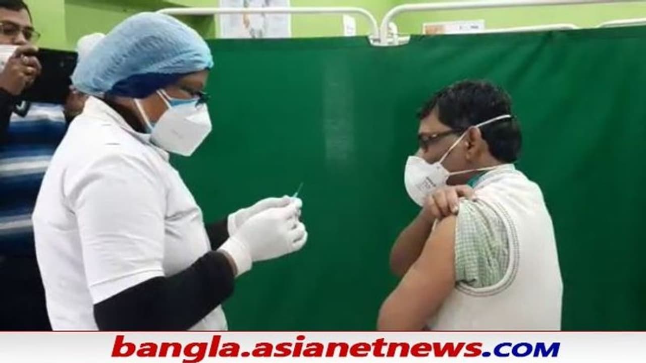 করোনার টিকাকরণ প্রক্রিয়া চলছে রায়গঞ্জে, পুরসভায় প্রথম দফায় এসেছে ১৭ হাজার ডোজ করোনার টিকাকরণ প্রক্রিয়া চলছে রায়গঞ্জে, পুরসভায় প্রথম দফায় এসেছে ১৭ হাজার ডোজ