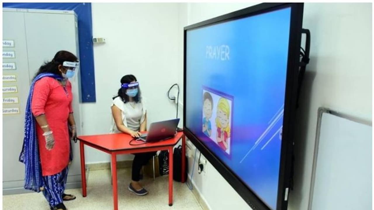 അബുദാബിയില് സ്കൂളുകള് ഉടന് തുറക്കില്ല; വിദൂര പഠനം നീട്ടി അബുദാബിയില് സ്കൂളുകള് ഉടന് തുറക്കില്ല; വിദൂര പഠനം നീട്ടി