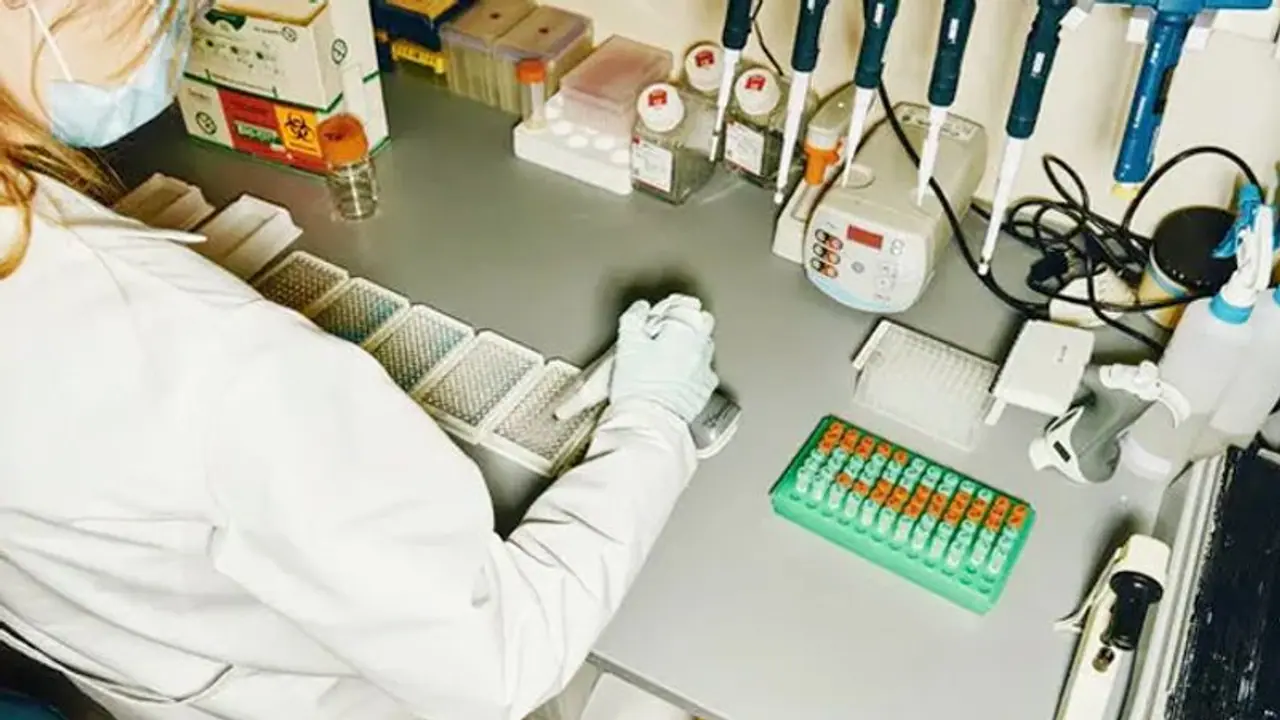 করোনা টিকা নেওয়ার ২৪ ঘণ্টার পরে মৃত্যু, ভ্যাকসিন থেকে মৃত্যু নয় বলে দাবি সরকারের করোনা টিকা নেওয়ার ২৪ ঘণ্টার পরে মৃত্যু, ভ্যাকসিন থেকে মৃত্যু নয় বলে দাবি সরকারের