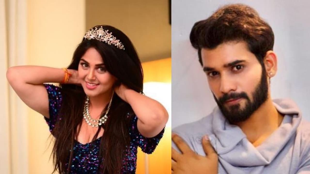 అఖిల్కి సర్ప్రైజింగ్ గిఫ్ట్ ః సోహైల్తో ఉన్న కమిట్మెంట్ని పూర్తి చేసిన మోనాల్.. అఖిల్కి సర్ప్రైజింగ్ గిఫ్ట్ ః సోహైల్తో ఉన్న కమిట్మెంట్ని పూర్తి చేసిన మోనాల్..