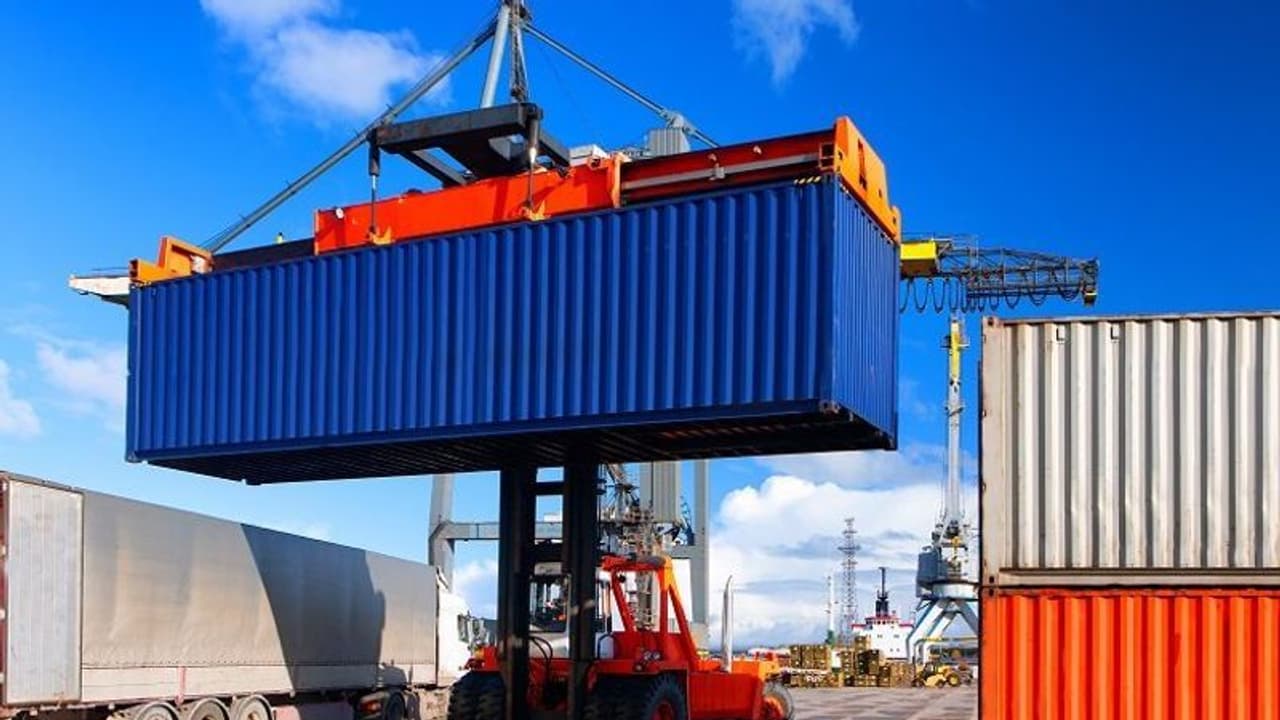 വീണ്ടെടുക്കലിന്റെ പ്രതീക്ഷ വർധിപ്പിച്ച് ഡിസംബറിലെ കയറ്റുമതി നേട്ടം; രാജ്യത്തിന്റെ വ്യാപാരക്കമ്മി ഉയർന്നു വീണ്ടെടുക്കലിന്റെ പ്രതീക്ഷ വർധിപ്പിച്ച് ഡിസംബറിലെ കയറ്റുമതി നേട്ടം; രാജ്യത്തിന്റെ വ്യാപാരക്കമ്മി ഉയർന്നു