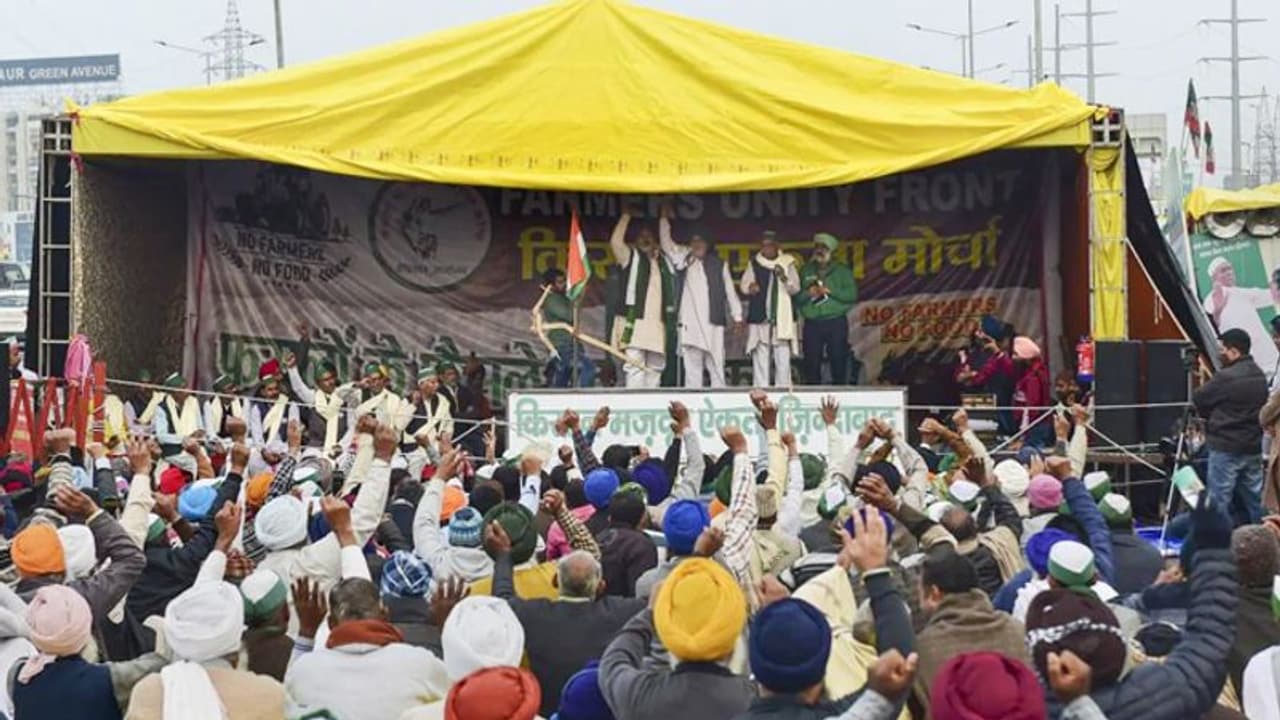 किसानों को वैक्सीन के नेगेटिव असर का डर, स्वास्थ्यकर्मियों को सेंटर से भगाया, साथ ही की ये मांग भी किसानों को वैक्सीन के नेगेटिव असर का डर, स्वास्थ्यकर्मियों को सेंटर से भगाया, साथ ही की ये मांग भी